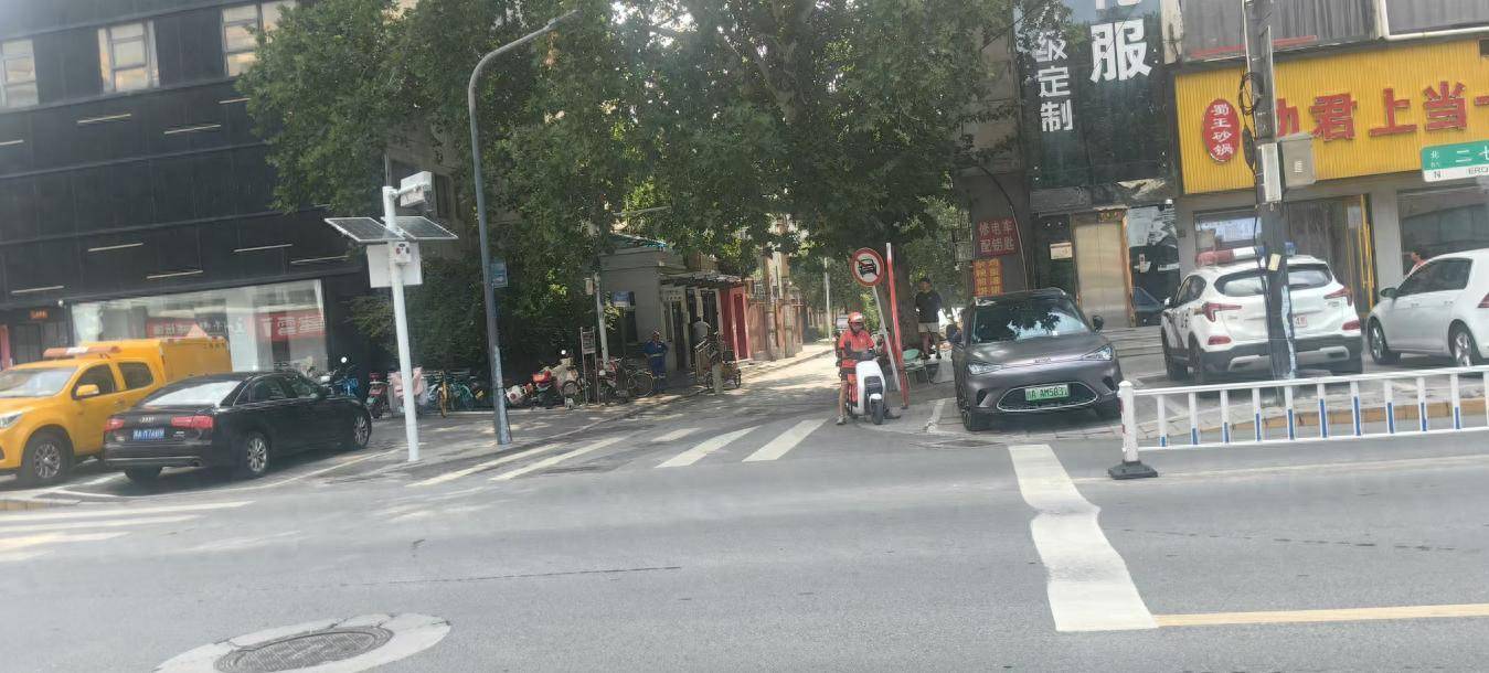 雨后放晴，郑州市区交通秩序已恢复正常